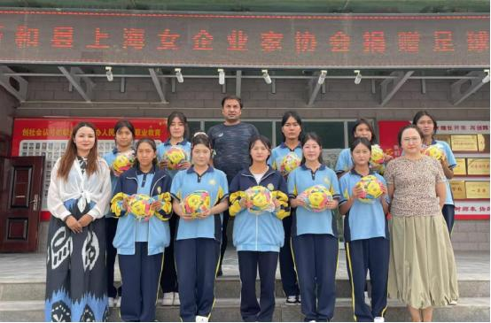同学们身着, 加了活动
